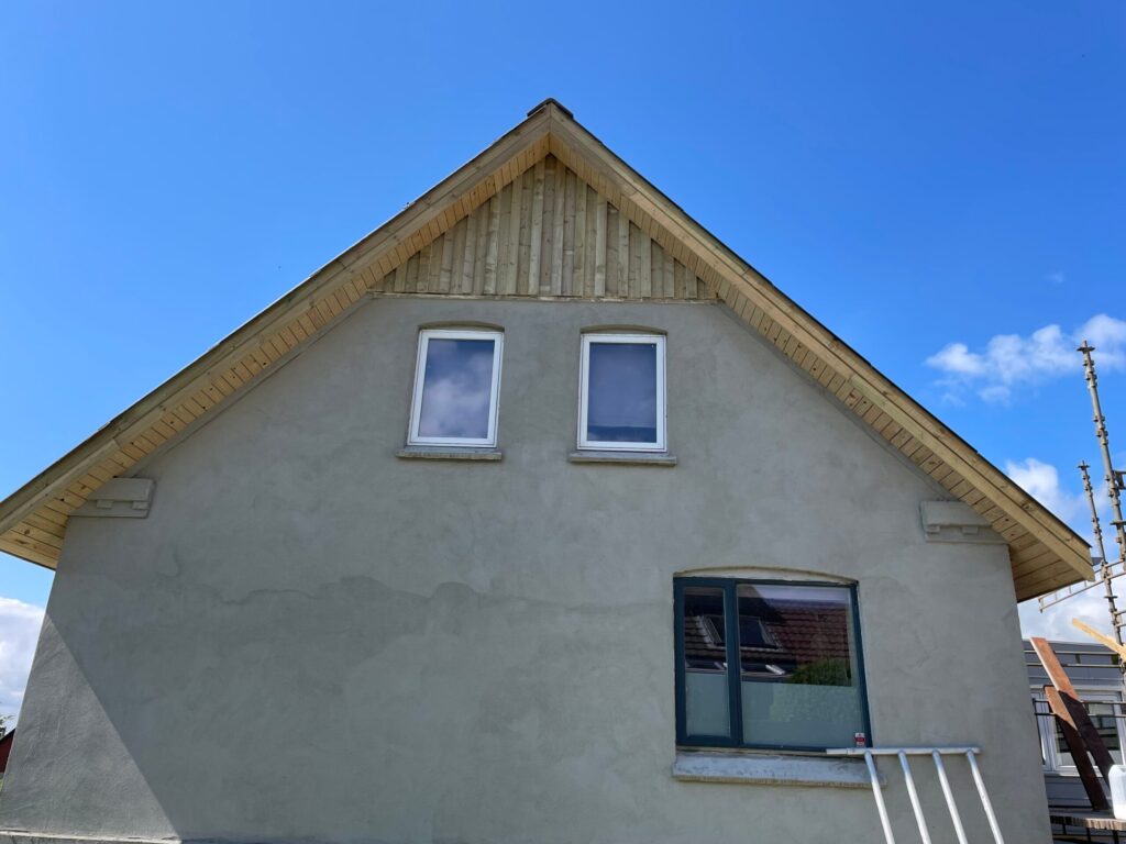 Facade af hus med to vinduer